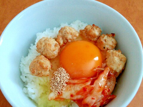 簡単アレンジ★肉団子と白菜キムチのたまごかけご飯